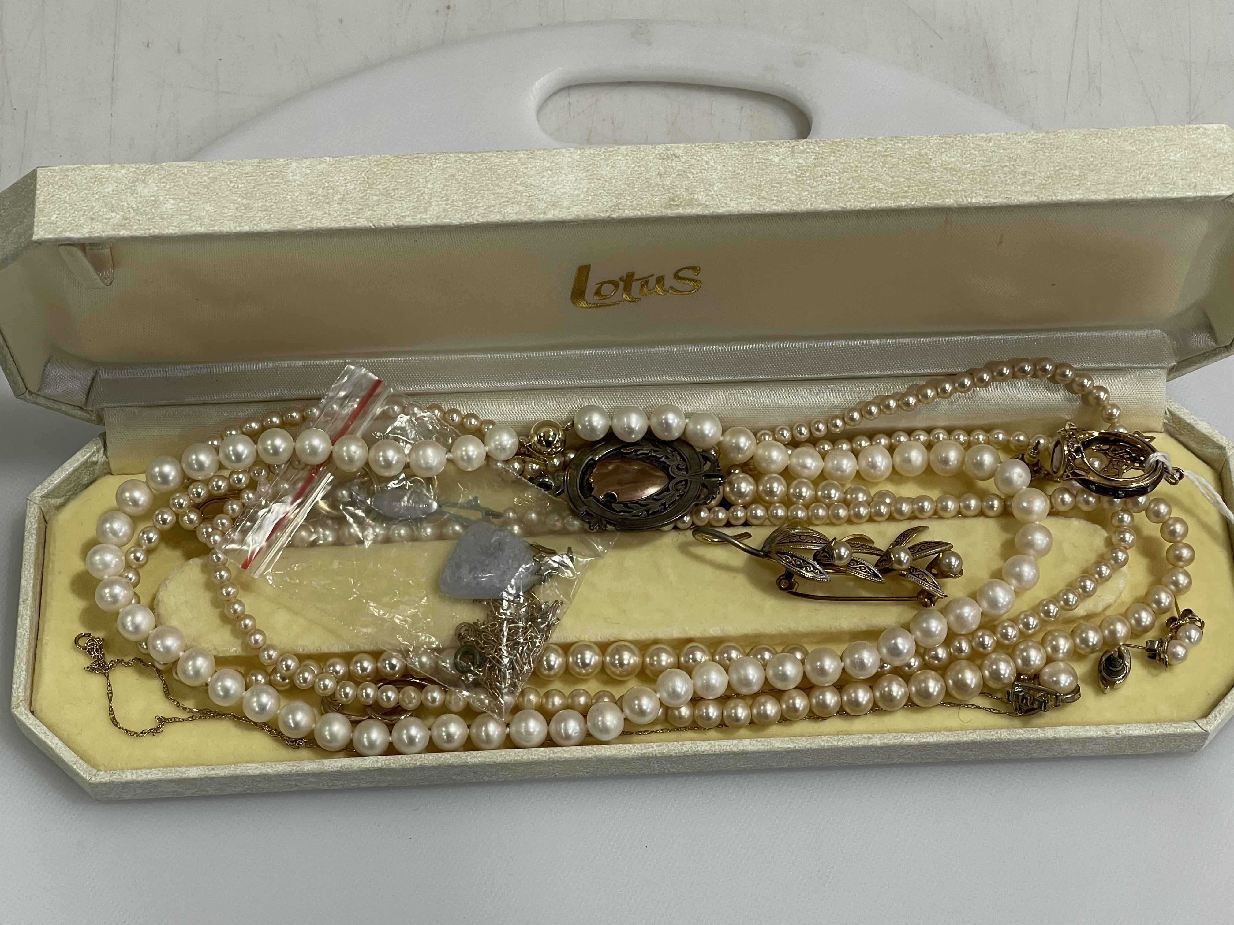 Uniform pearl necklace with 9 carat gold clasp, 40cm length, and other jewellery including gold.