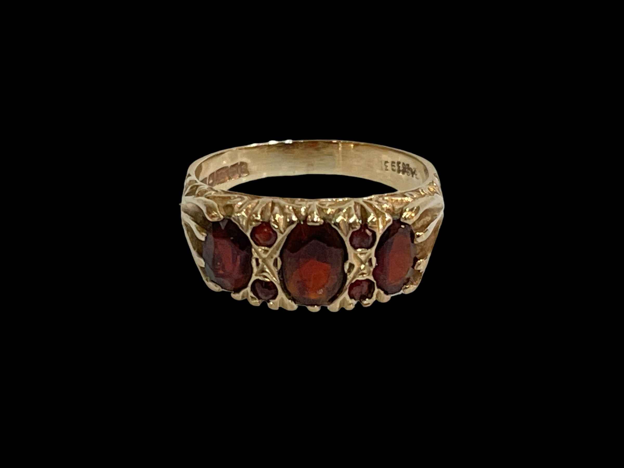 9 carat yellow gold seven stone garnet ring, size P.