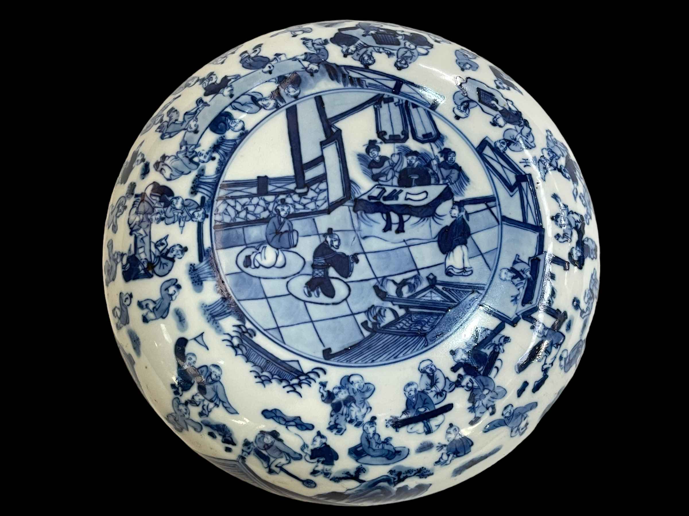 Chinese blue and white '100 Bays' circular lidded box with six character Kangxi mark to base. - Image 2 of 3