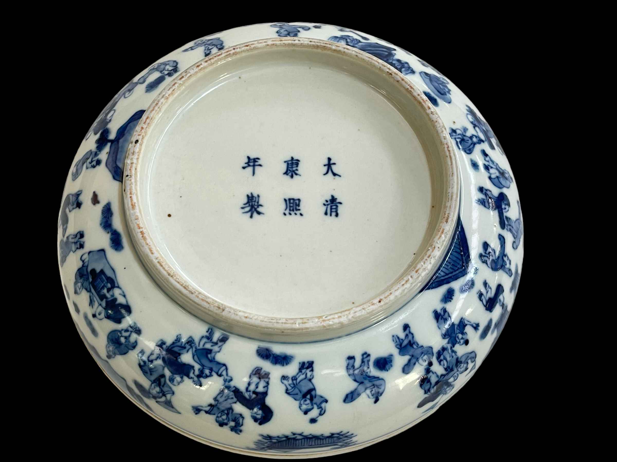 Chinese blue and white '100 Bays' circular lidded box with six character Kangxi mark to base. - Image 3 of 3