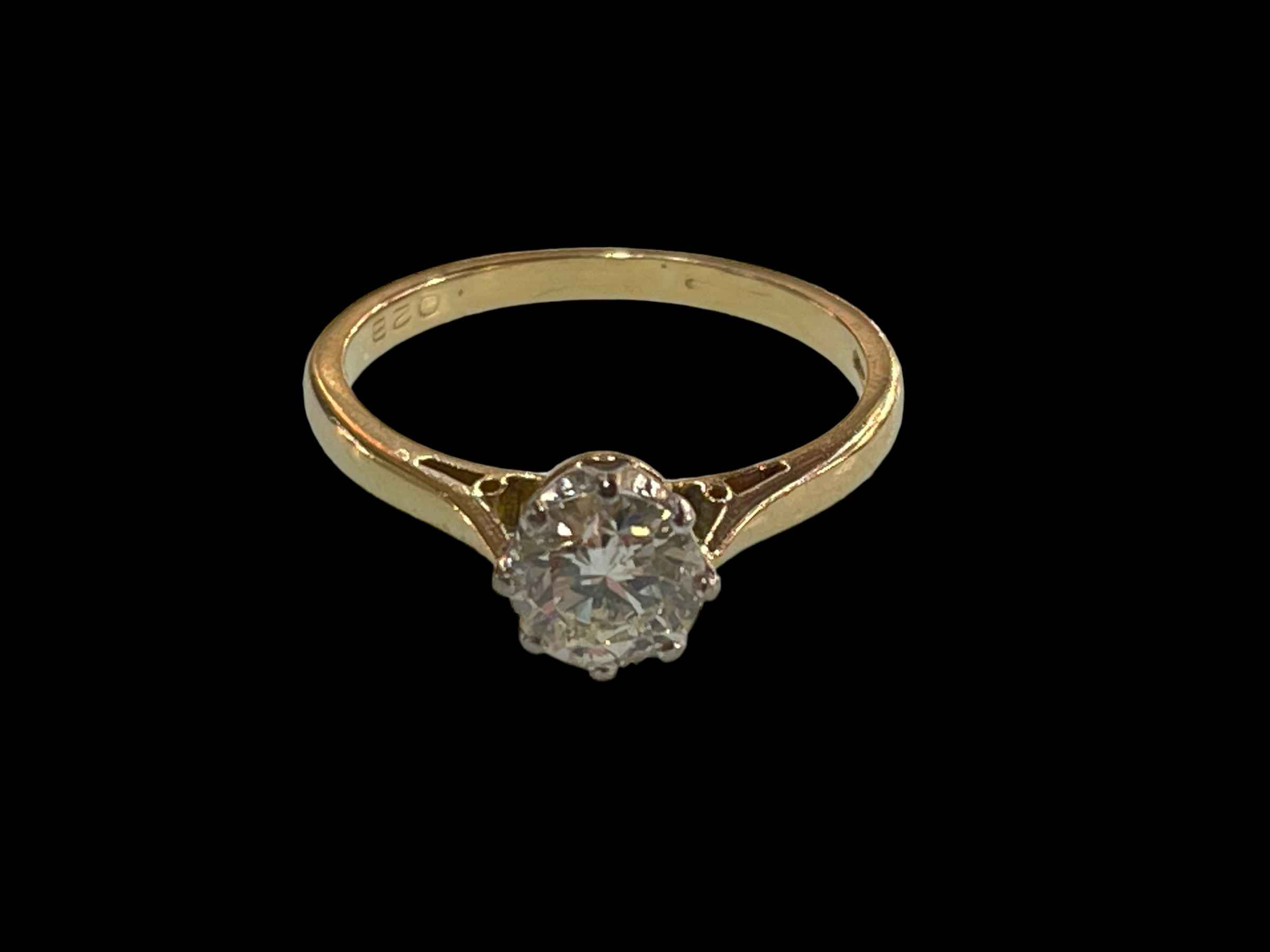 Approximately 1 carat diamond solitaire ring set in 18 carat yellow gold, size Q.