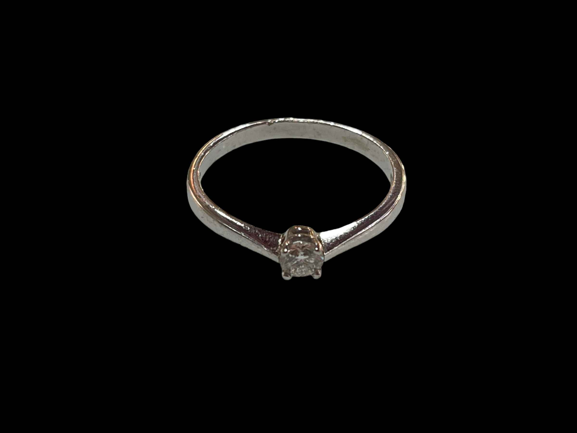 18 carat white gold diamond solitaire ring, the 0.