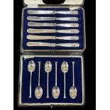 Set of six George V silver spoons and set of knives, both Sheffield 1917.