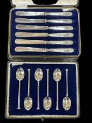 Set of six George V silver spoons and set of knives, both Sheffield 1917.