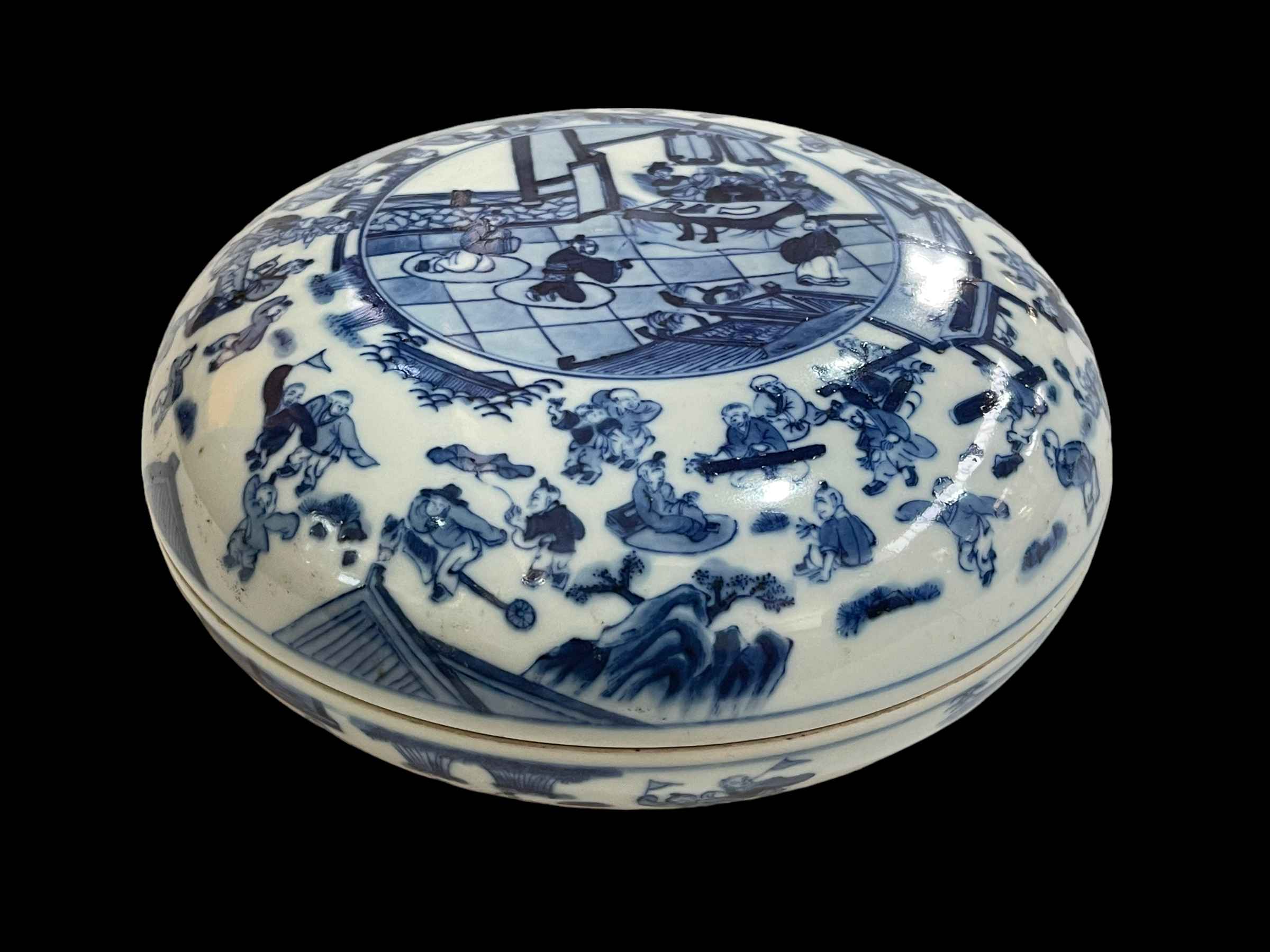 Chinese blue and white '100 Bays' circular lidded box with six character Kangxi mark to base.