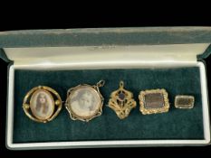Four Victorian brooches and pendant.
