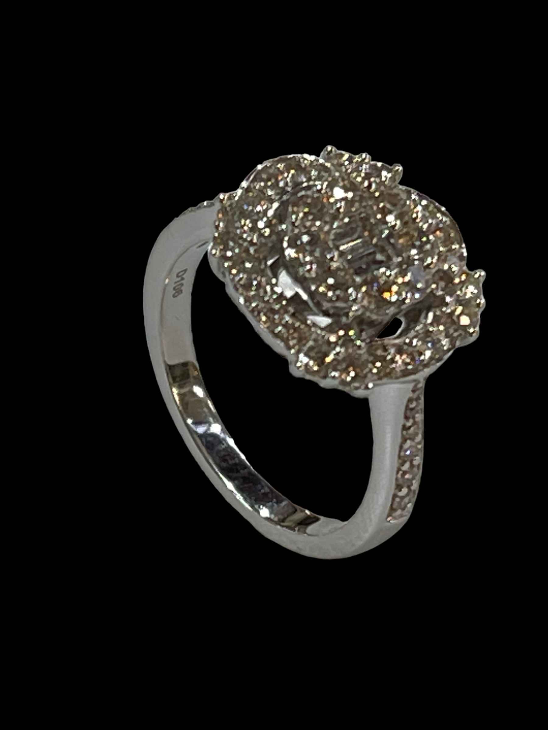 Fancy set diamond cluster ring having two central baguette diamonds surrounded by two rows of - Image 2 of 2