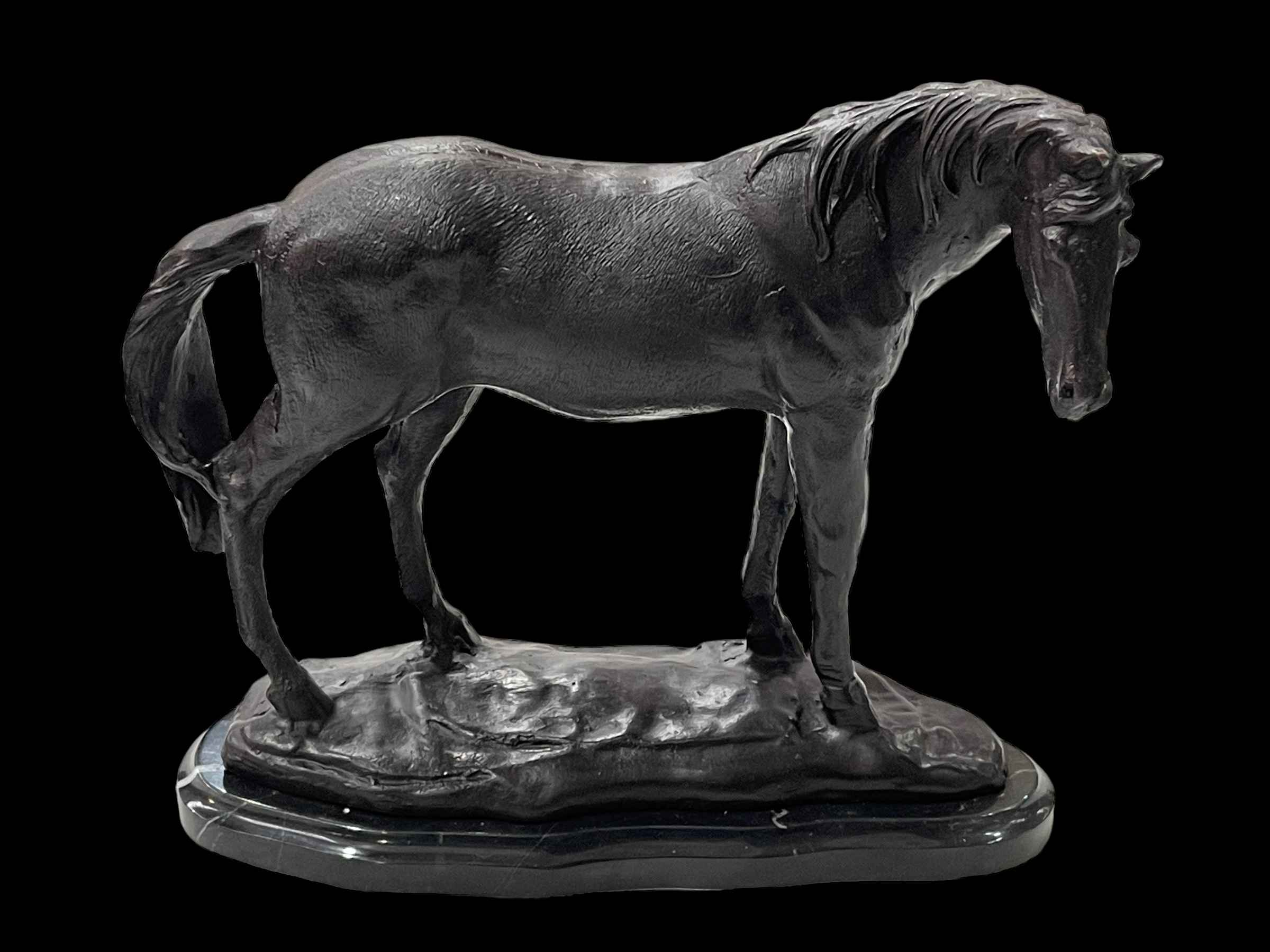 Bronze horse on marble base, 23cm.