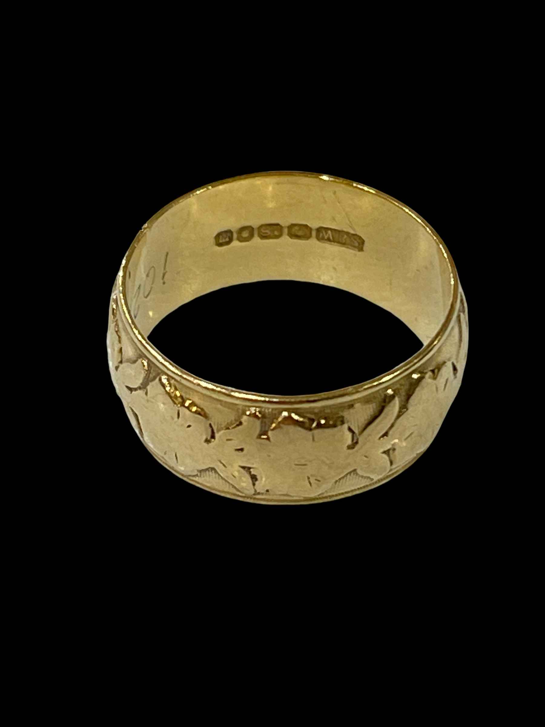 18 carat gold wedding band ring.