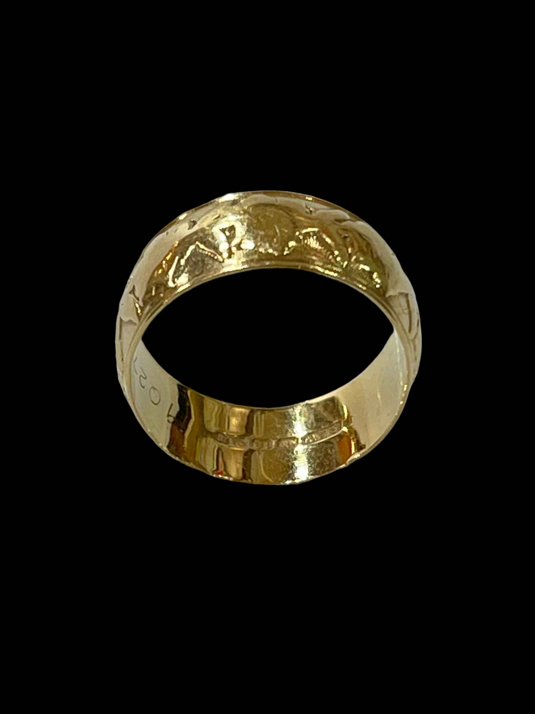 18 carat gold wedding band ring. - Image 2 of 2