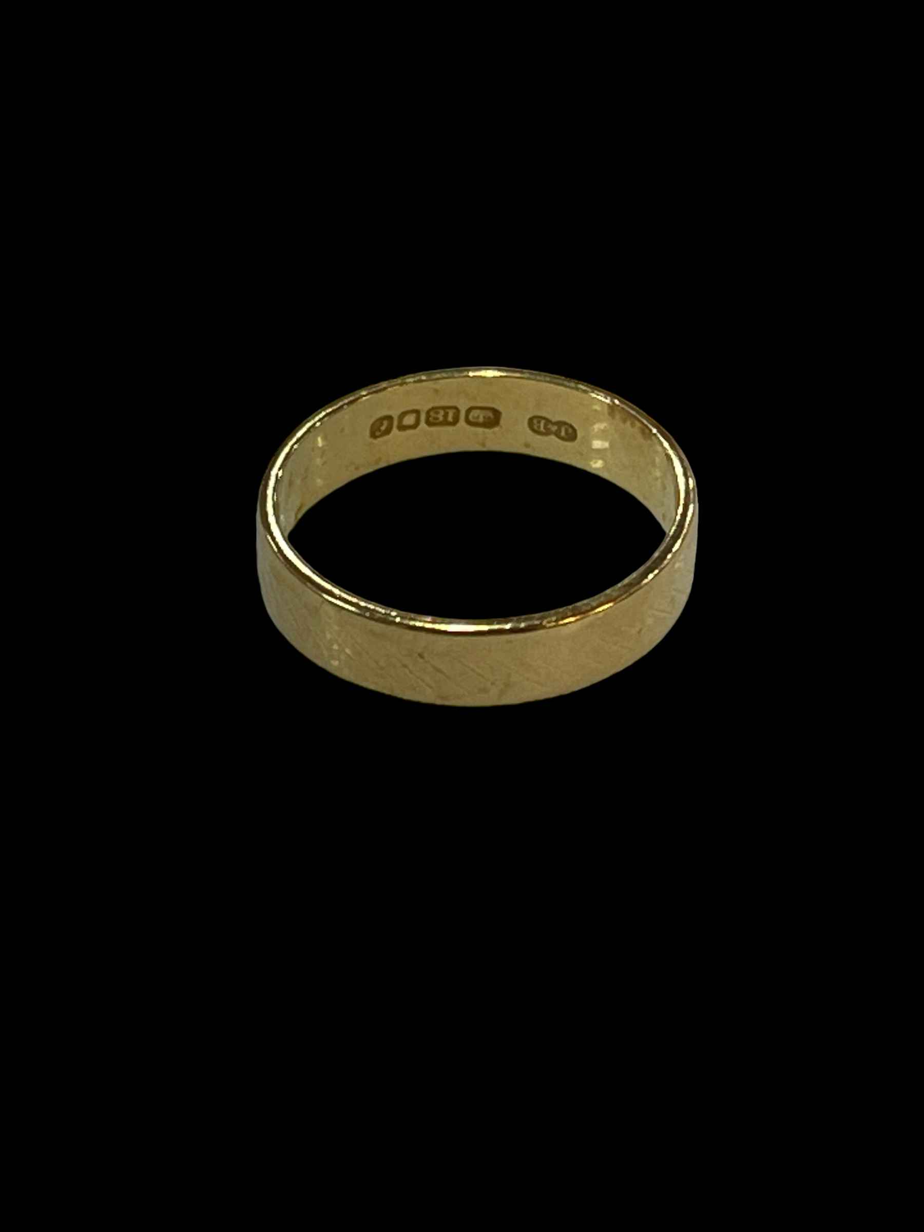 18 carat gold wedding band ring, size M.