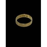 18 carat gold wedding band ring, size M.