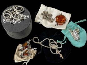 Collection of five silver jewellery pieces including ingot and amber.