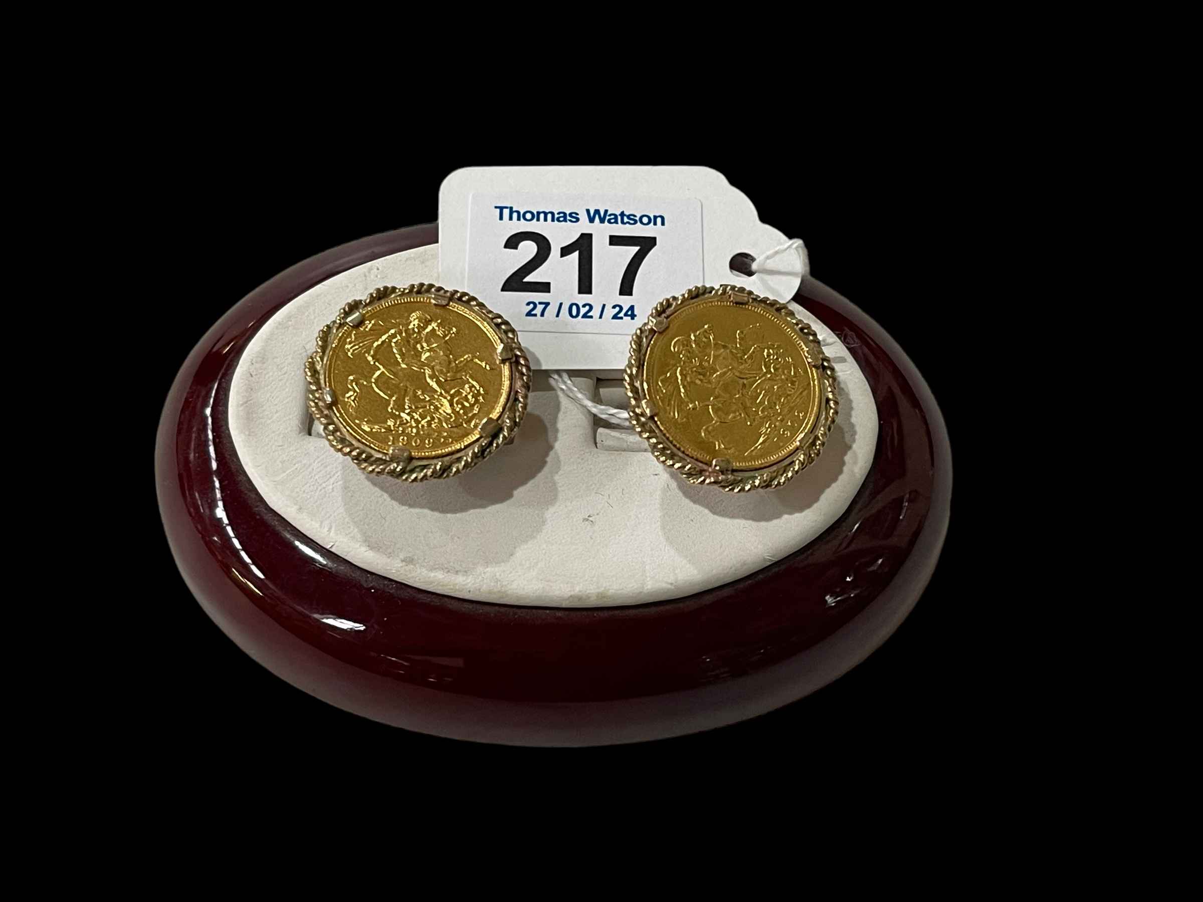 Pair of Edwardian gold sovereign cufflinks in 9 carat gold mounts, 1902 and 1909.