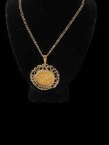 George V gold sovereign 1927 in 9 carat gold mount and with chain.