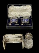 Cased silver salts and spoons, Birmingham 1905/6.