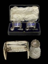 Cased silver salts and spoons, Birmingham 1905/6.