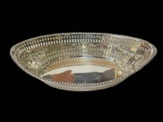 Good quality silver boat shape bon bon dish, Sheffield 1900, 16cm across.