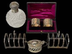 Cased pair of silver napkin rings, pair toast racks, Sheffield 1935, mustard pot,