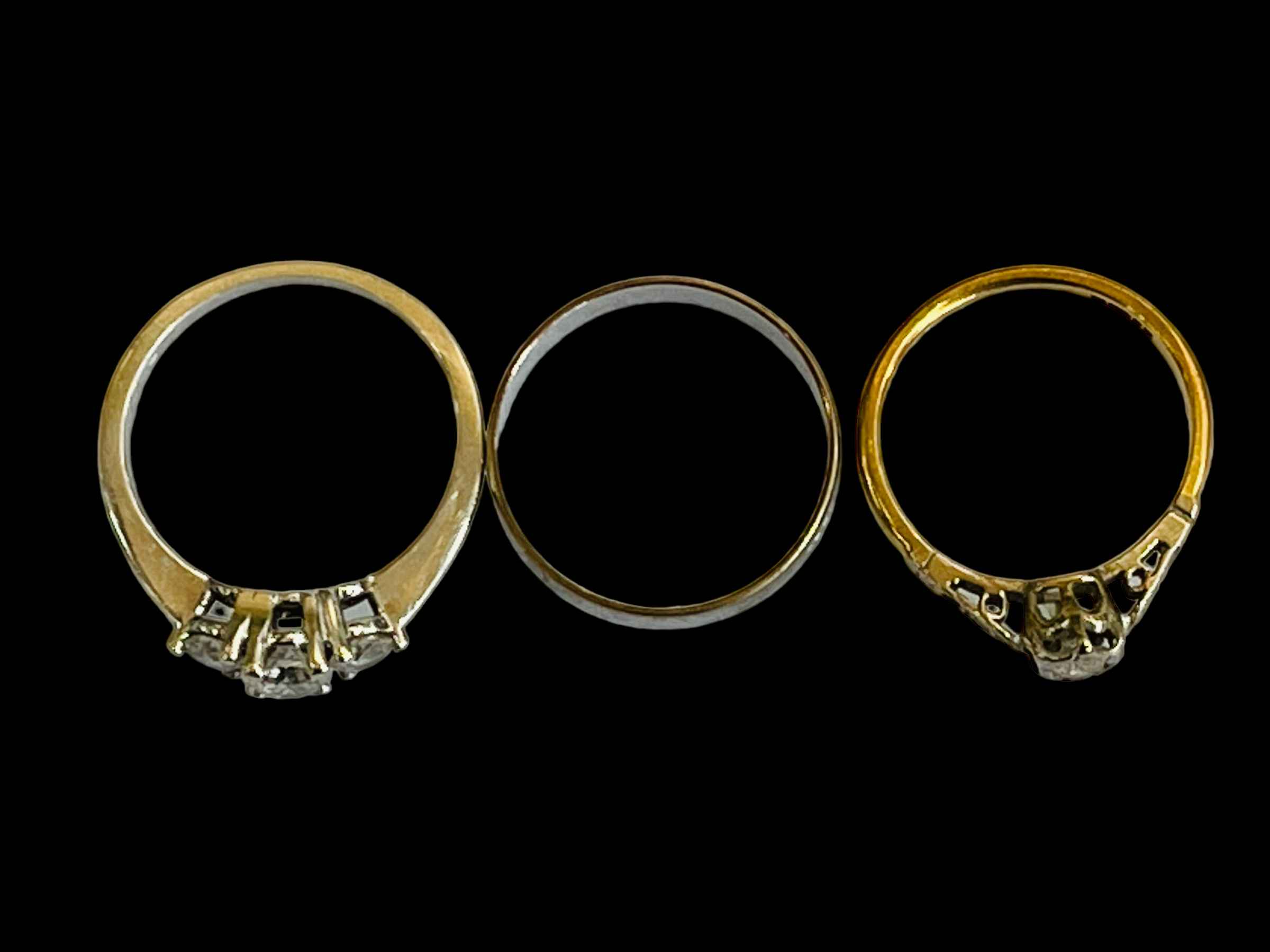 Diamond three stone 14k gold ring, size M, 18 carat diamond ring and gold wedding band (3). - Image 3 of 3