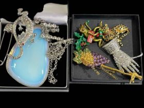 Collection of jewellery including large Butler and Wilson pendant, and silver leopard brooch (6).