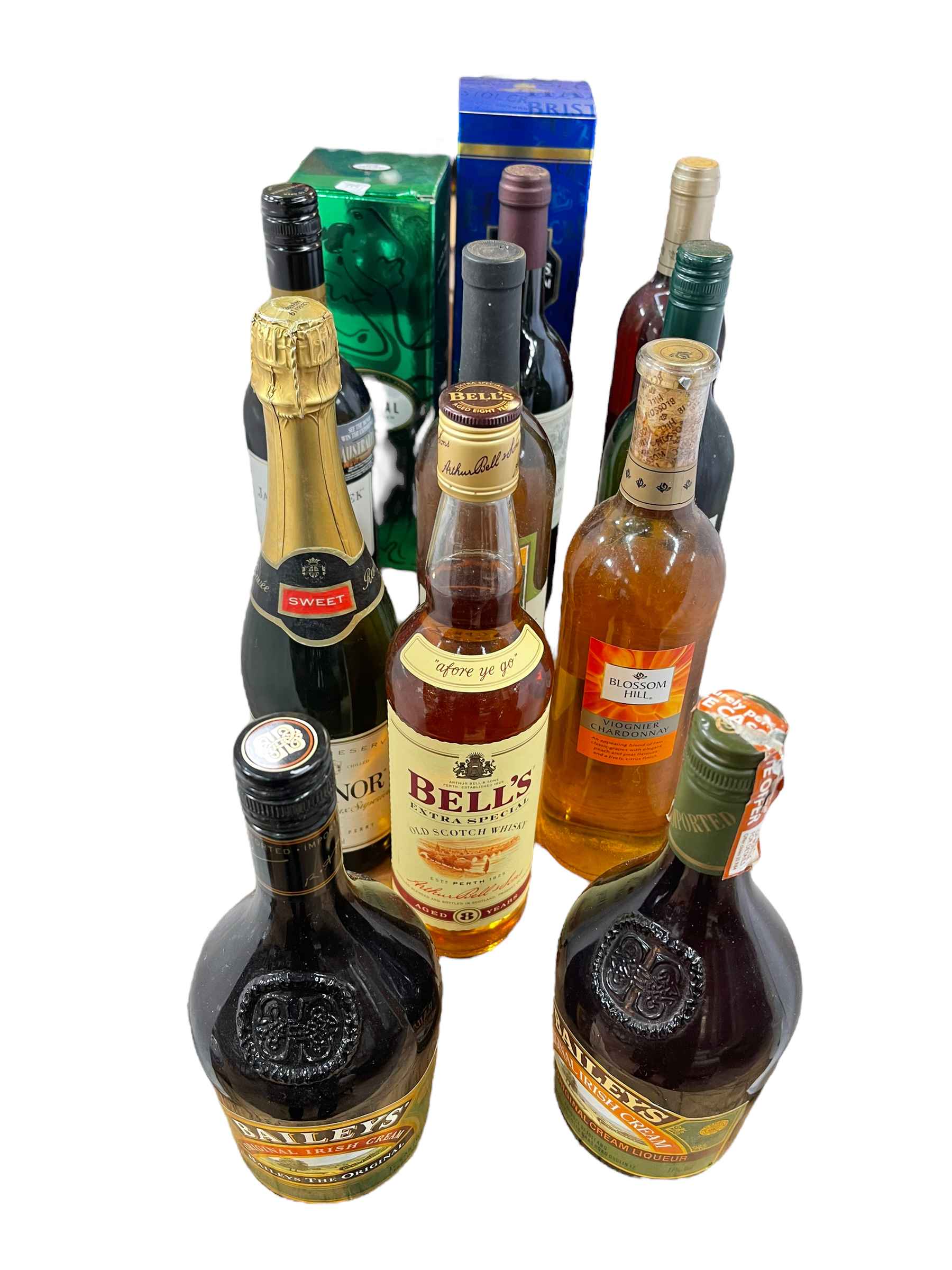 Twelve bottle of wine and spirits including Bell's Extra Special 70cl, Croft Original Sherry 750ml,