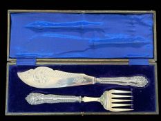 Cased pair of silver fish servers, Sheffield 1916.