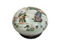 Chinese famille verte ink box with figures in landscape decoration,