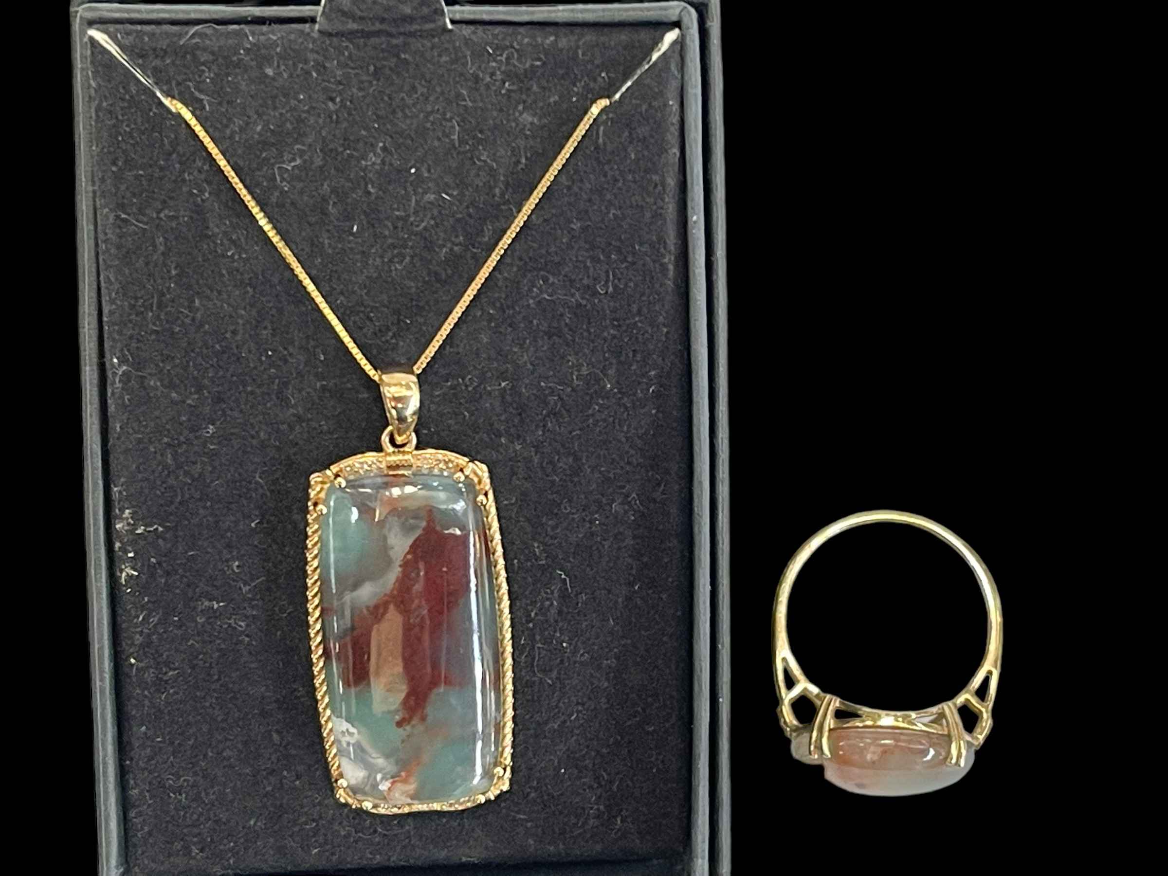 9 carat gold agate and diamond ring, size S, together with agate pendant/necklace (2). - Image 2 of 2