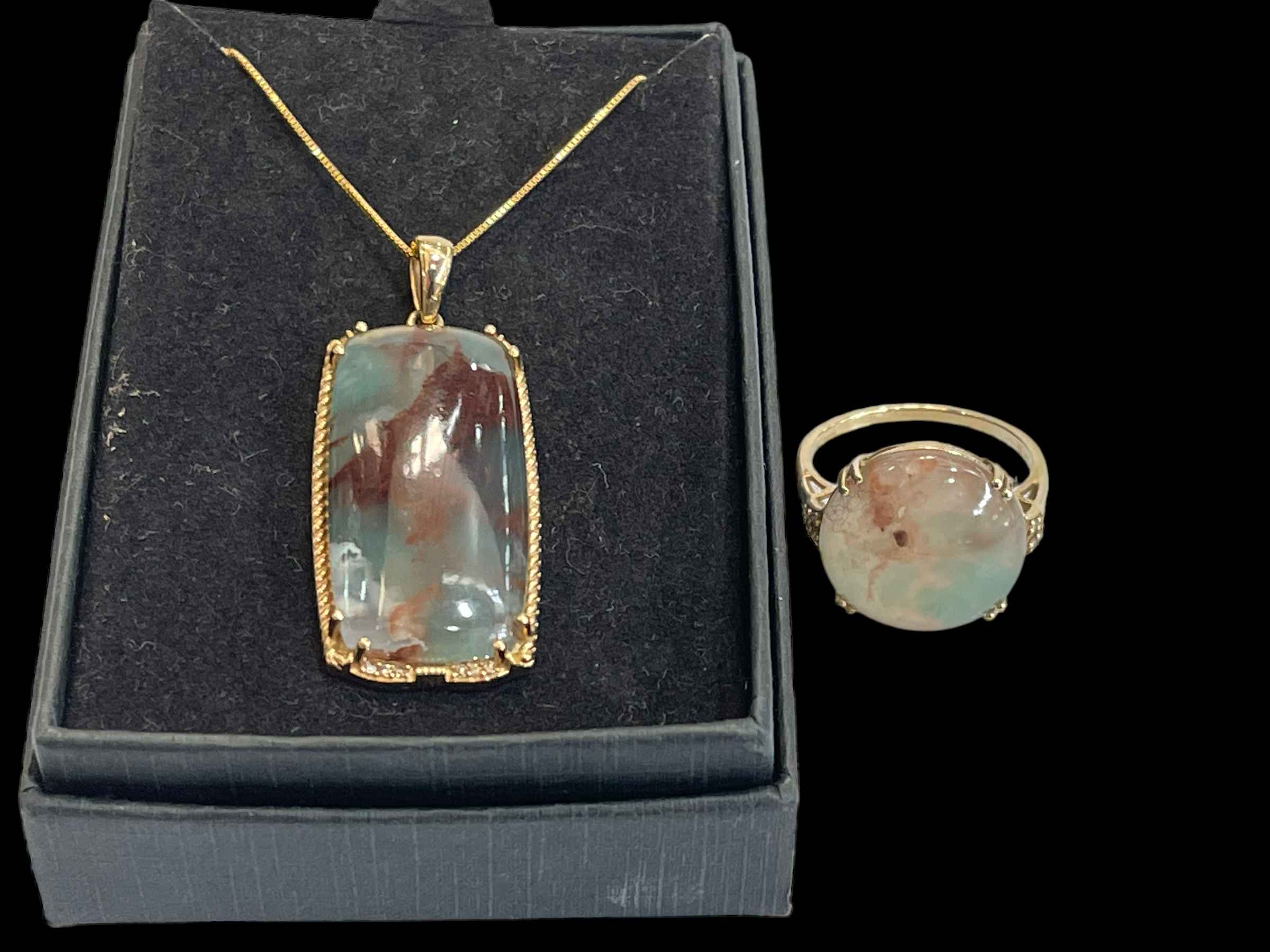 9 carat gold agate and diamond ring, size S, together with agate pendant/necklace (2).