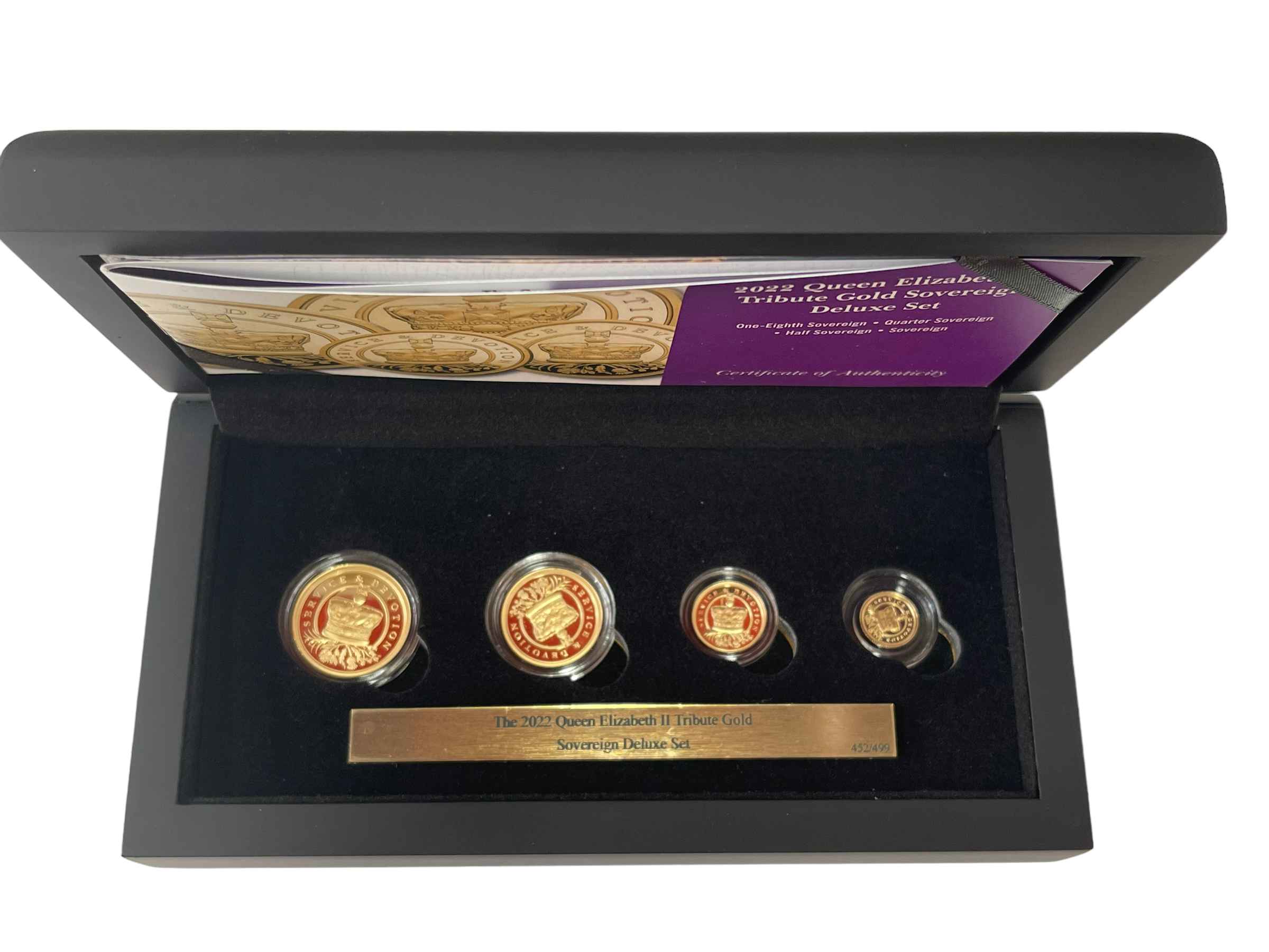 2022 QEII tribute gold sovereign deluxe set by Hattons of London with COA and newspaper.