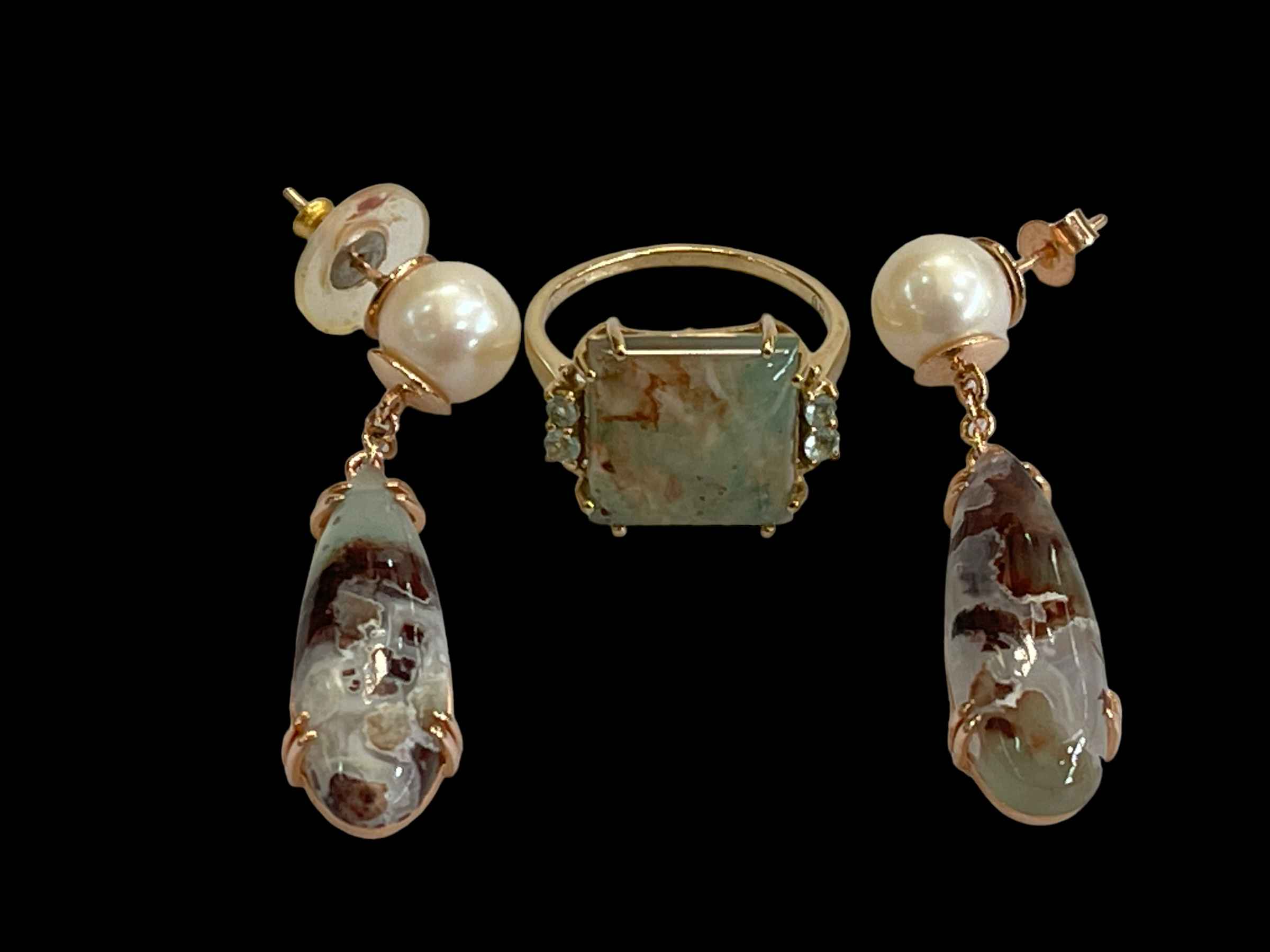 9 carat gold agate and gem stone ring, size U, together with ear pendants of pearl and agate (2).