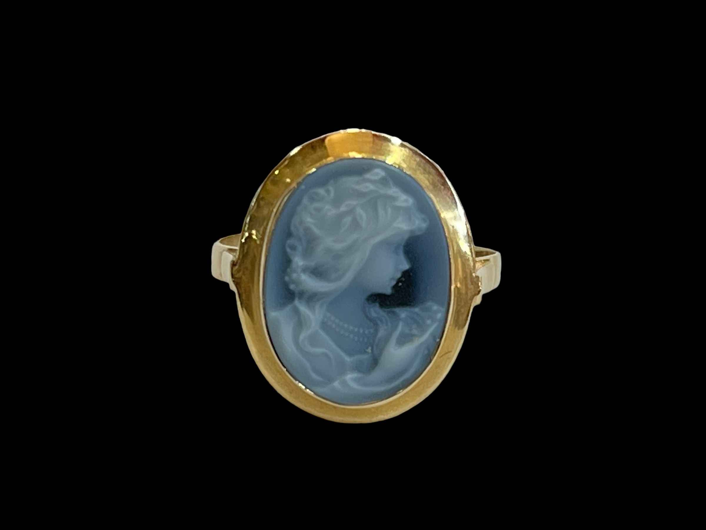 Cameo portrait 18 carat gold ring, size S.