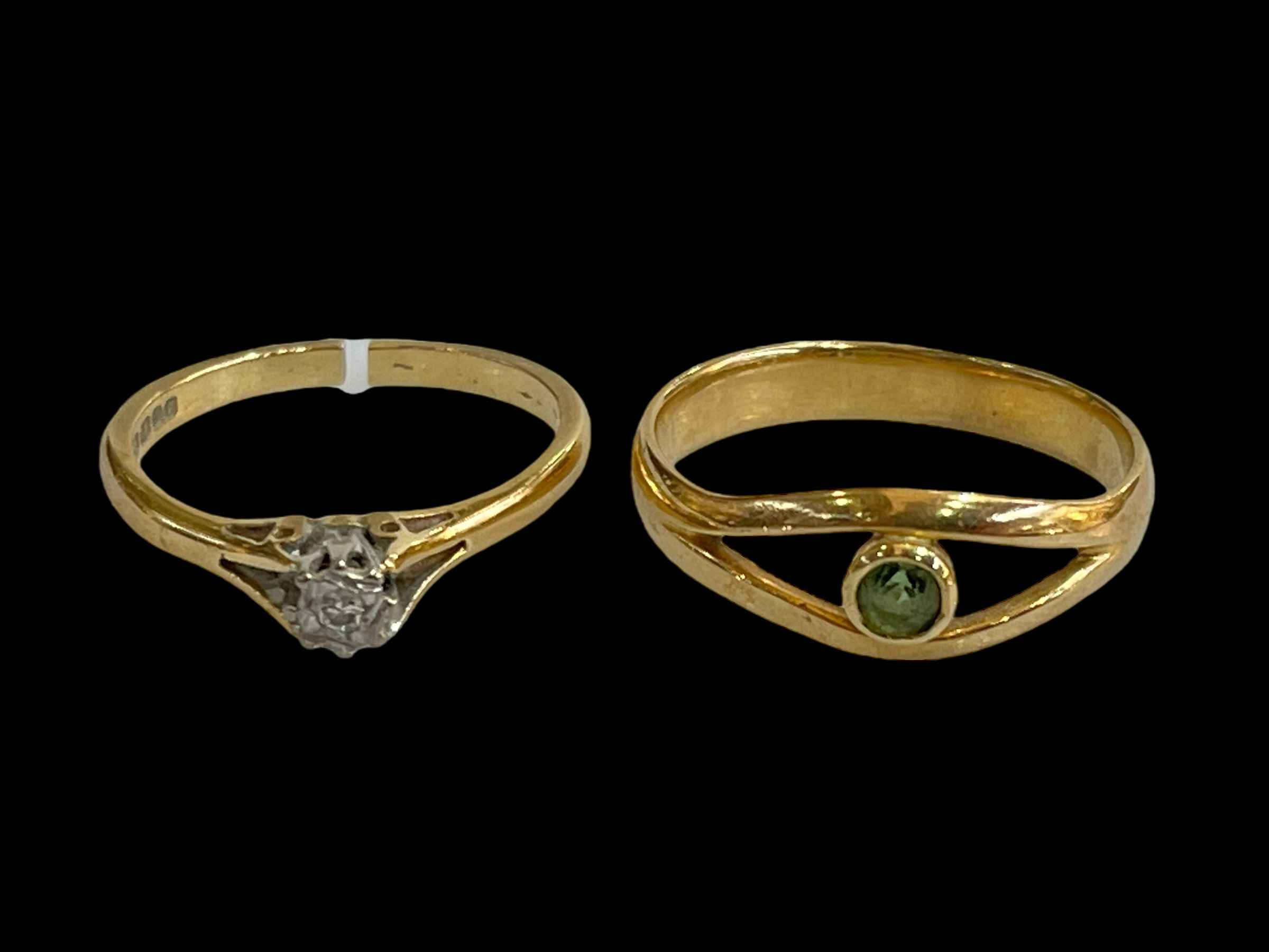 18 carat single stone diamond ring, and gold green stone ring (2).