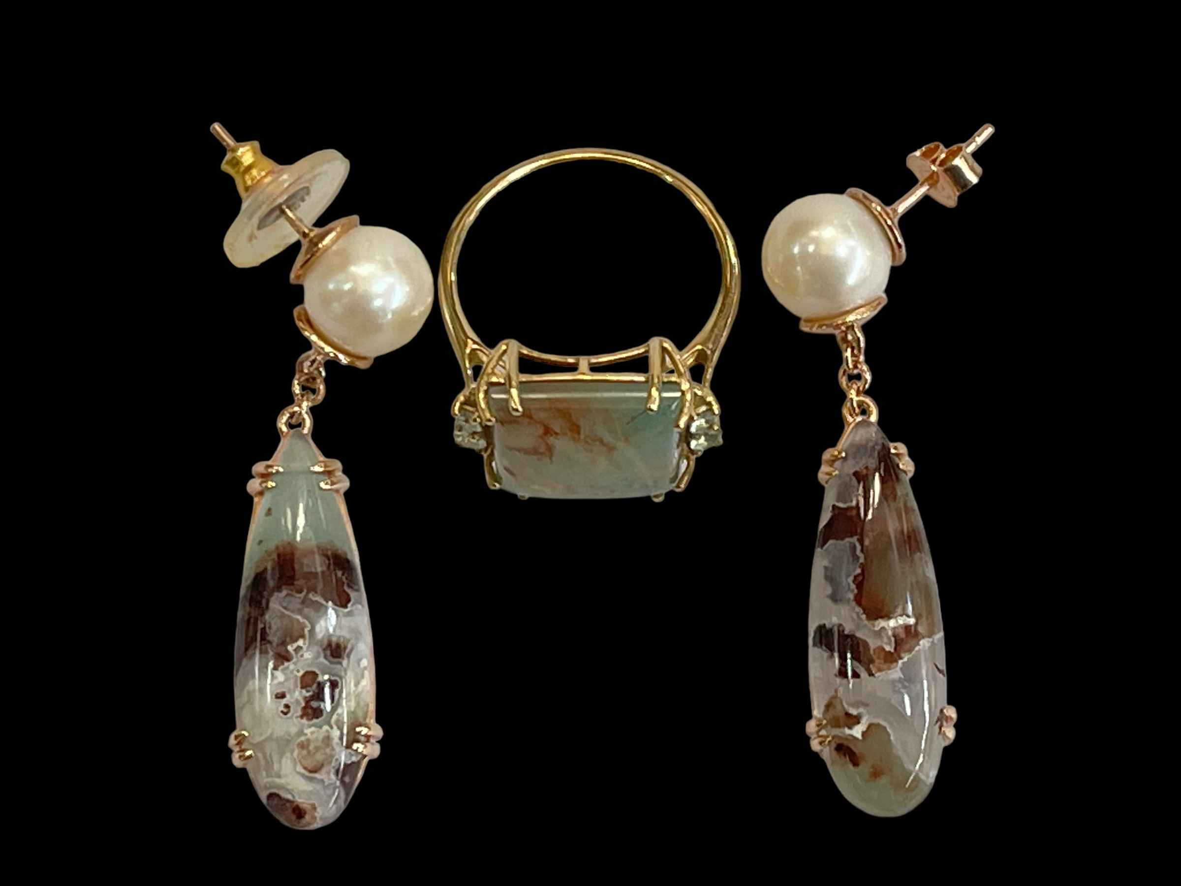 9 carat gold agate and gem stone ring, size U, together with ear pendants of pearl and agate (2). - Image 2 of 2