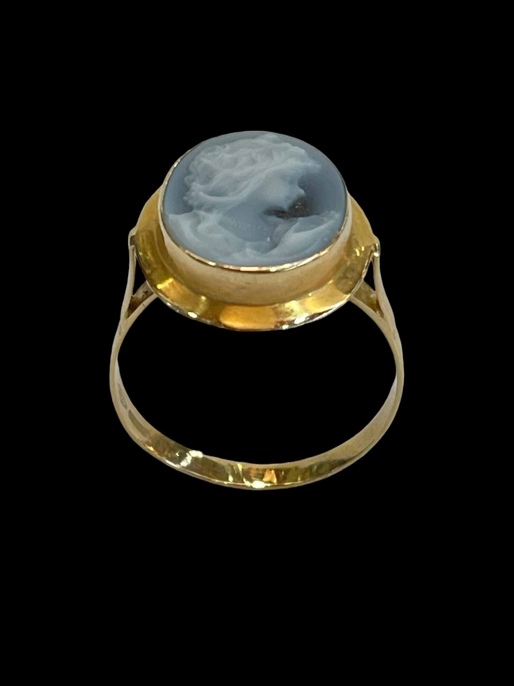 Cameo portrait 18 carat gold ring, size S. - Image 2 of 2