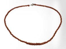A graduated coral necklace, length 42 cm.
