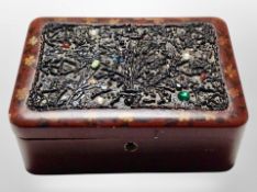 A Japanese red lacquered jewellery box and contents