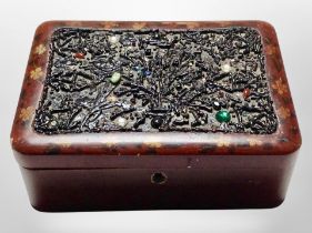 A Japanese red lacquered jewellery box and contents