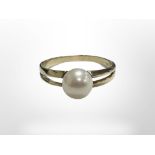 A 9ct yellow gold pearl ring, size Z. CONDITION REPORT: 3.7g.
