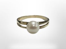 A 9ct yellow gold pearl ring, size Z. CONDITION REPORT: 3.7g.