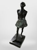 An Art Deco-style bronze figure of a ballet dancer, height 25cm.