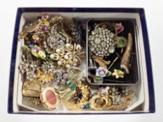 A box containing over 60 antique, vintage and modern brooches, lapel pins, badges, etc.