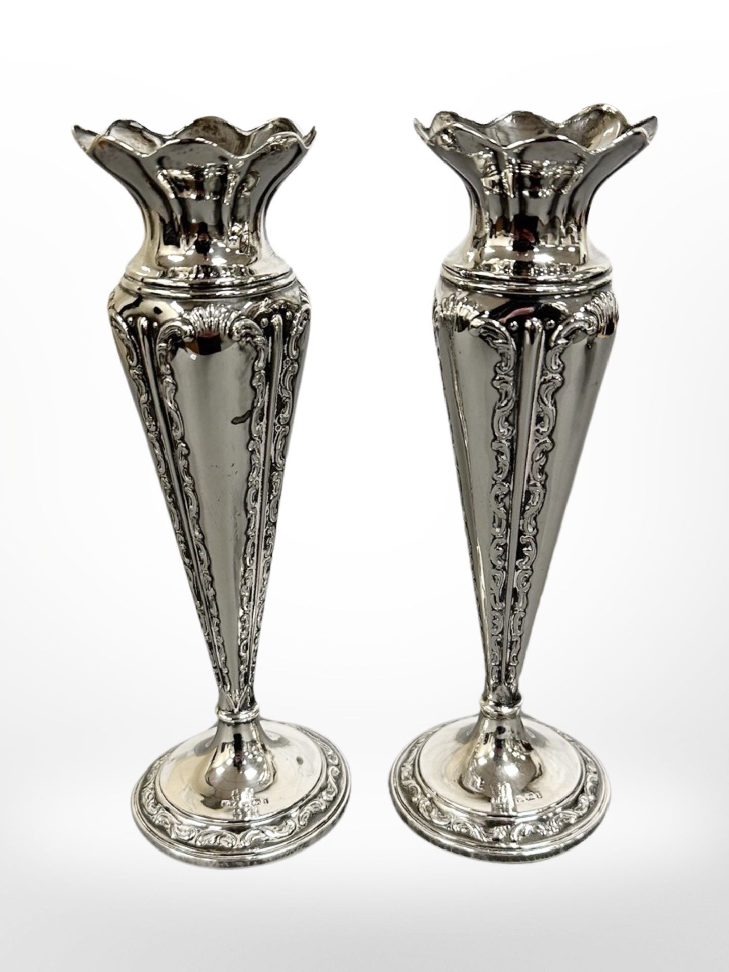 A pair of silver spill vases, height 17 cm, Sheffield 1901. CONDITION REPORT: Loaded.