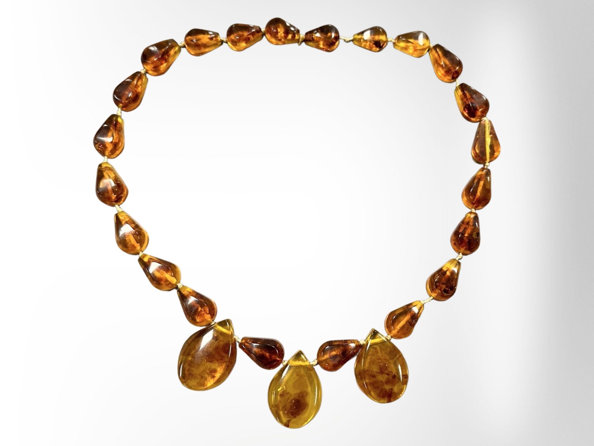 A Baltic amber necklace, 78.3g.