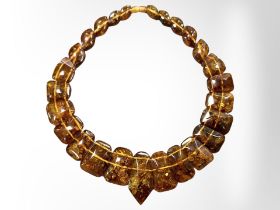 A Baltic amber flat link necklace, 105.