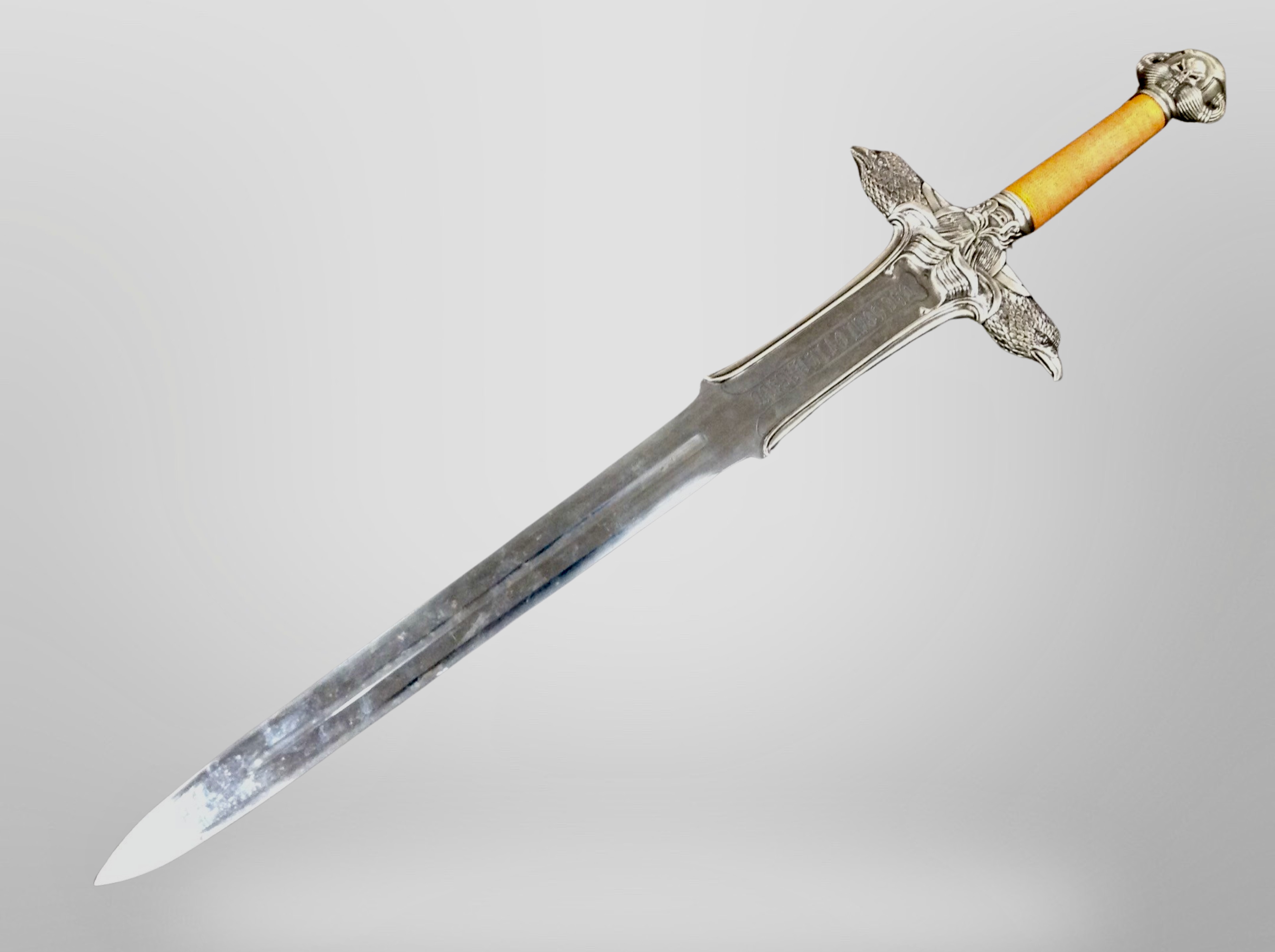 A large decorative sword, length 99cm.
