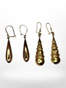 Two pairs of 9ct gold droplet earrings. CONDITION REPORT: 6.1g gross.