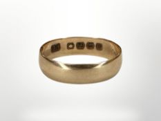 An 18ct gold band ring, size N. CONDITION REPORT: 2g.