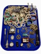 A collection of jewellery including a 9ct gold brooch,